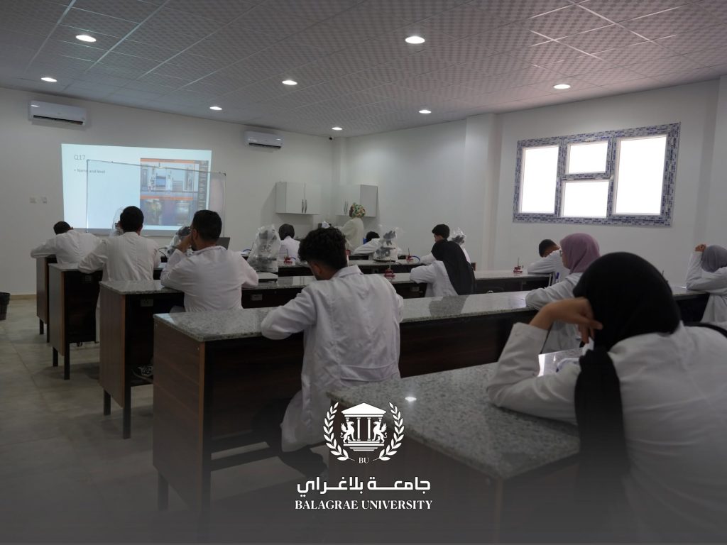 طلبة السنة الثانية بكلية الصيدلة يؤدون الامتحان النهائي لمادة علم الأحياء الدقيقة والمناعة