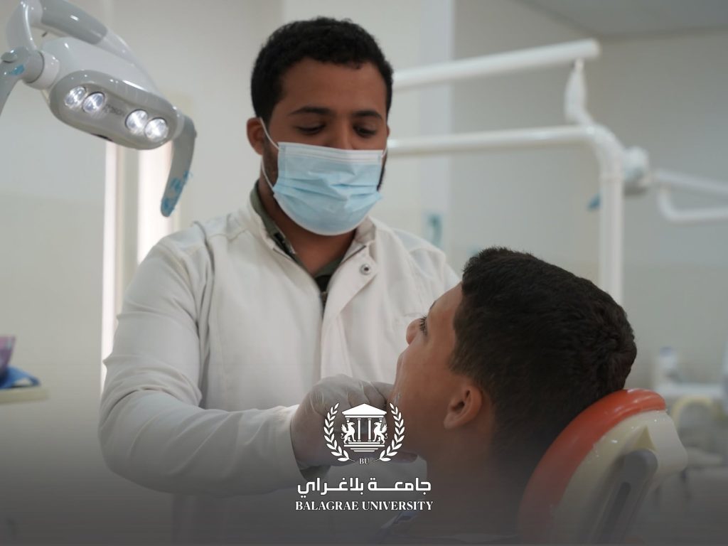 إجراء الامتحان السريري والشفهي لمقرر الاستعاضة السنية المتحركة لطلبة السنة الخامسة